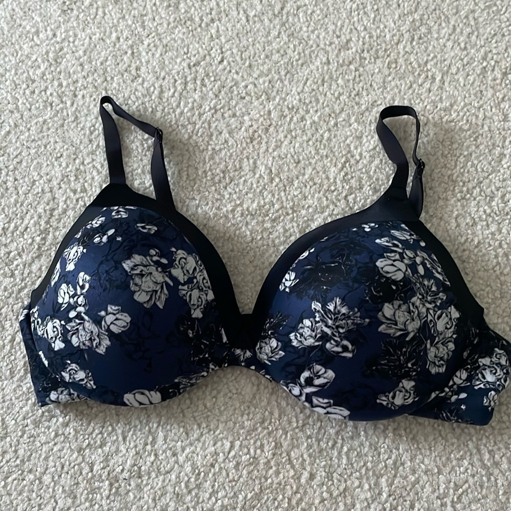 Maidenform “comfort devotion” bra, size 38B, dark blue floral, some defects